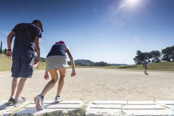 Turistas listos para correr en Olympia, lugar de nacimiento del juego olímpico — Foto de Stock