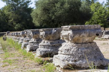 Olympia, Yunanistan Korint sütun kalır