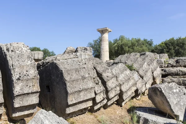 Antiguas ruinas del templo Zeus, sitio arqueológico de Olympia Pel — Foto de Stock