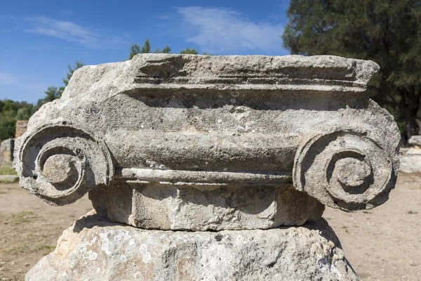 Resterna av en korintiska kolumn i olympia, Grekland — Stockfoto