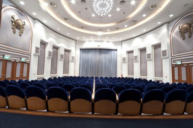 Sinema, tiyatro, konferans ya da konser için boş mavi koltuk. ,