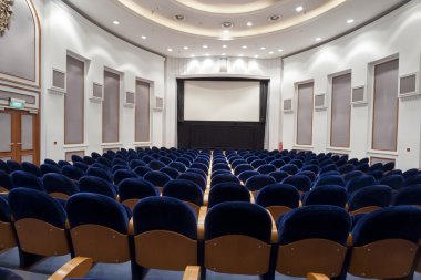 Sinema, tiyatro, konferans ya da konser için boş mavi koltuk. ,