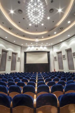 Sinema, tiyatro, konferans ya da konser için boş mavi koltuk. ,