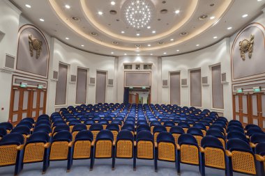 Sinema, tiyatro, konferans ya da konser için boş mavi koltuk. ,