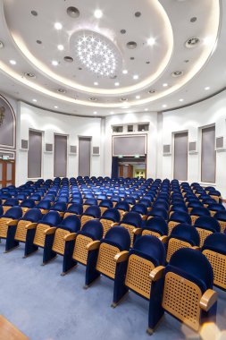 Sinema, tiyatro, konferans ya da konser için boş mavi koltuk. ,