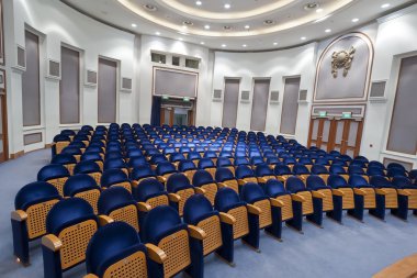 Sinema, tiyatro, konferans ya da konser için boş mavi koltuk. ,