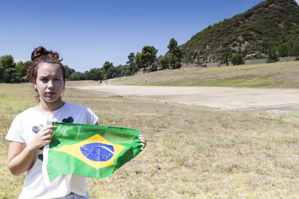 Chica sostiene la bandera de Brasil para los próximos Juegos Olímpicos en Olympia b — Foto de Stock