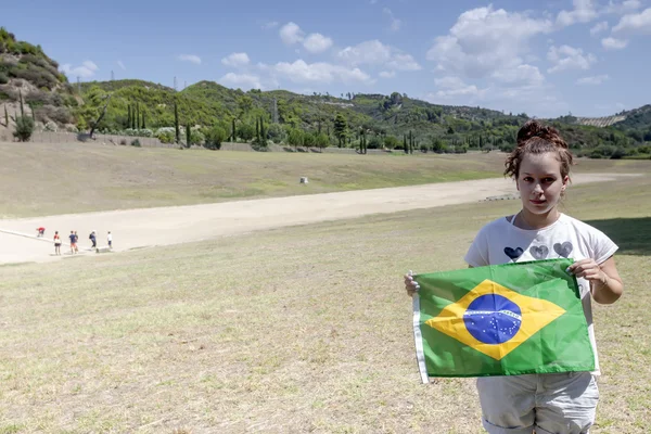 Chica sostiene la bandera de Brasil para los próximos Juegos Olímpicos en Olympia b — Foto de Stock