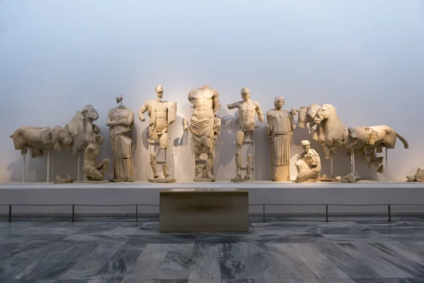 East pediment of the temple of Zeus at Olympia: Preparing the ch — Stock Fotó