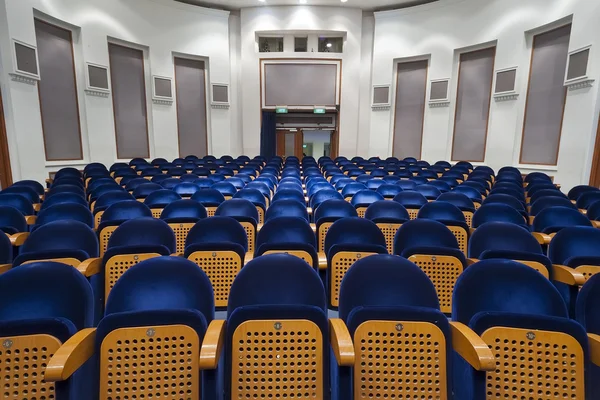 Пустые синие места для кино, театра, конференции или концерта. При этом — стоковое фото