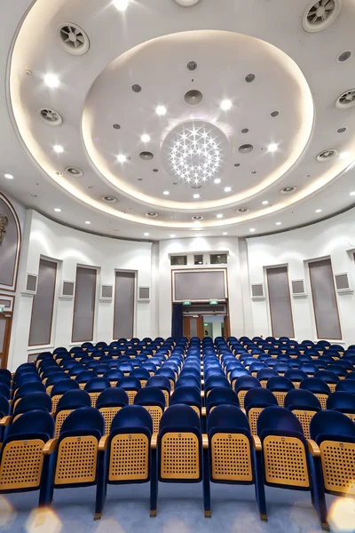 Sinema, tiyatro, konferans ya da konser için boş mavi koltuk. ,