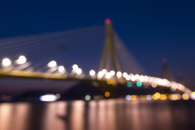 Köprüde Rio-Antirio Yunanistan, gece manzarası. Bokeh backgr