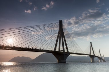 Gün batımında Rio-Antirio Yunanistan, köprü görünümü.