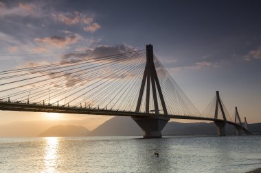 Gün batımında Rio-Antirio Yunanistan, köprü görünümü.