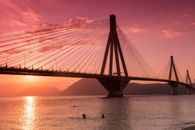Gün batımında Rio-Antirio Yunanistan, köprü görünümü.