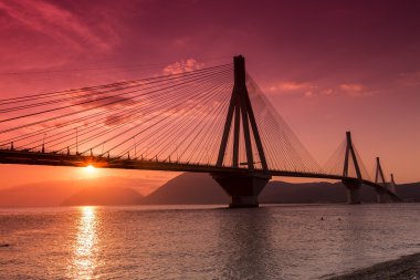 Gün batımında Rio-Antirio Yunanistan, köprü görünümü.