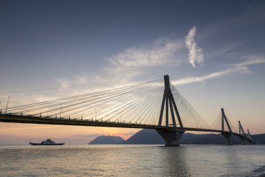 Gün batımında Rio-Antirio Yunanistan, köprü görünümü.