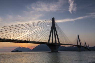 Gün batımında Rio-Antirio Yunanistan, köprü görünümü.