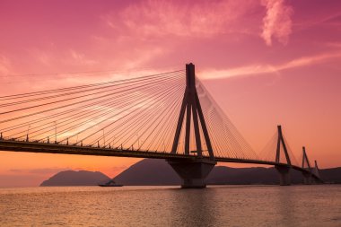 Gün batımında Rio-Antirio Yunanistan, köprü görünümü.