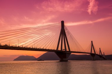 Gün batımında Rio-Antirio Yunanistan, köprü görünümü.