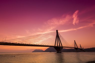 Gün batımında Rio-Antirio Yunanistan, köprü görünümü.