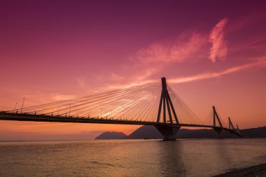 Gün batımında Rio-Antirio Yunanistan, köprü görünümü.