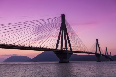 Gün batımında Rio-Antirio Yunanistan, köprü görünümü.