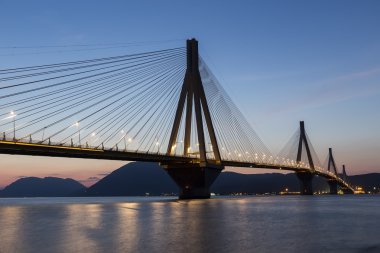 Gün batımında Rio-Antirio Yunanistan, köprü görünümü.