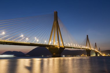 Gün batımında Rio-Antirio Yunanistan, köprü görünümü.
