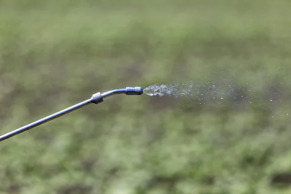 Close Up van een gewas sproeier, mondstuk sproeien meststof op bijsnijden — Stockfoto