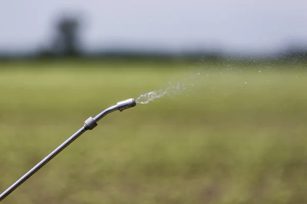 Close Up of a Crop Sprayer, nozzle spraying pupuk on crop — Stok Foto