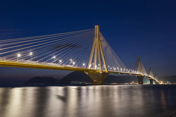 Weergave van de brug Rio-Antirio in Griekenland, 's nachts. — Stockfoto