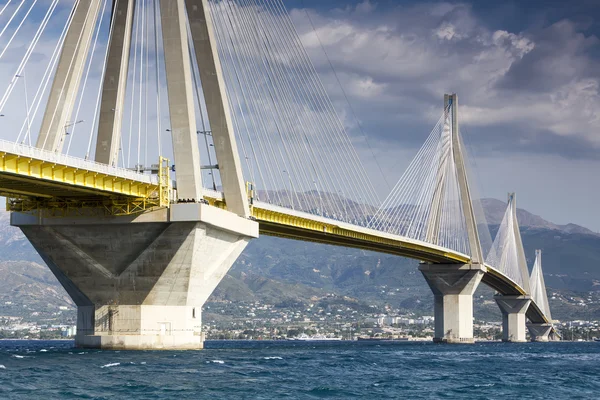 Suspension bridge crossing Corinth Gulf strait, Greece. Is the w — Stock Photo, Image