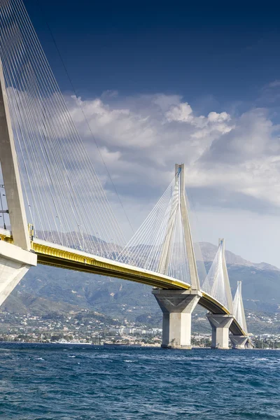 Puente colgante que cruza el estrecho del Golfo de Corinto, Grecia. Es la w — Foto de Stock