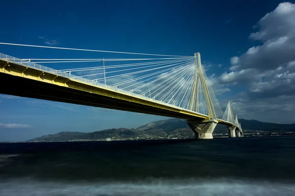 Schorsing brug over de Golf van Korinthe straat, Griekenland. Is de w — Stockfoto