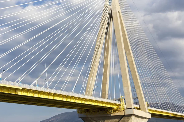 Ponte sospeso che attraversa lo stretto del Golfo di Corinto, Grecia. È il w — Foto Stock