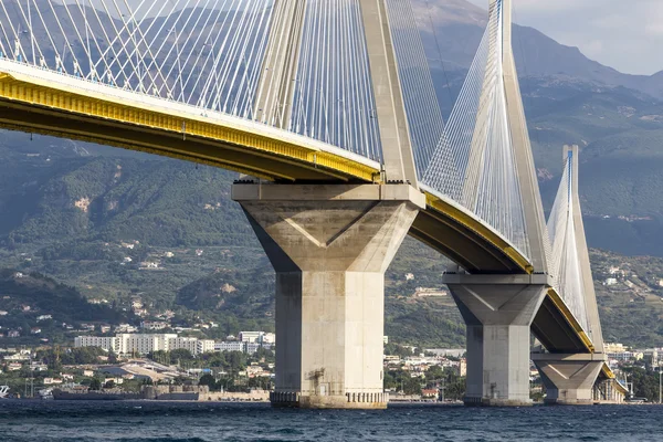 Ponte sospeso che attraversa lo stretto del Golfo di Corinto, Grecia. È il w — Foto Stock