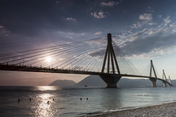 Weergave van de brug Rio-Antirio in Griekenland, bij zonsondergang. — Stockfoto