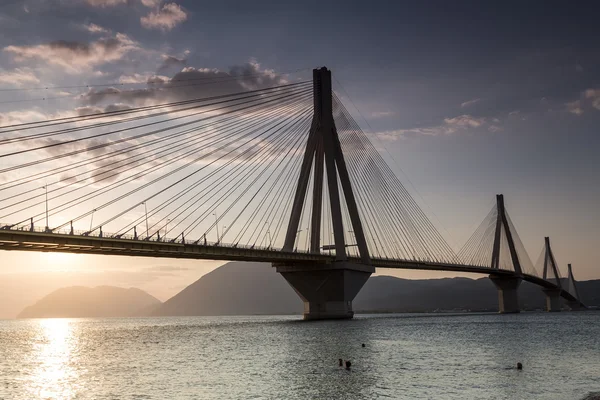 Weergave van de brug Rio-Antirio in Griekenland, bij zonsondergang. — Stockfoto