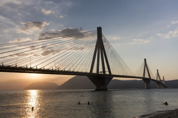 Weergave van de brug Rio-Antirio in Griekenland, bij zonsondergang. — Stockfoto