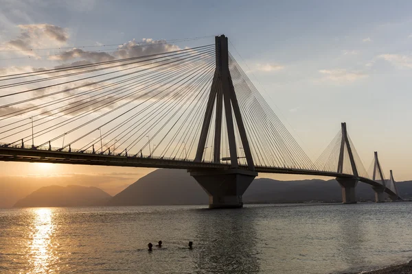 Weergave van de brug Rio-Antirio in Griekenland, bij zonsondergang. — Stockfoto