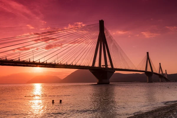 Weergave van de brug Rio-Antirio in Griekenland, bij zonsondergang. — Stockfoto