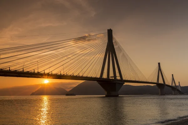 Gün batımında Rio-Antirio Yunanistan, köprü görünümü.