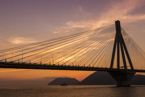 Vista da ponte Rio-Antirio, na Grécia, ao pôr-do-sol . — Fotografia de Stock