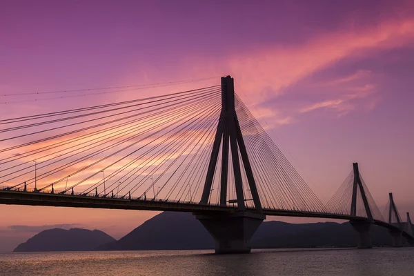 Weergave van de brug Rio-Antirio in Griekenland, bij zonsondergang. — Stockfoto