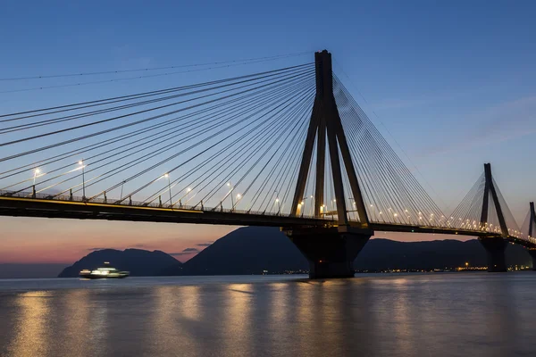 Weergave van de brug Rio-Antirio in Griekenland, bij zonsondergang. — Stockfoto