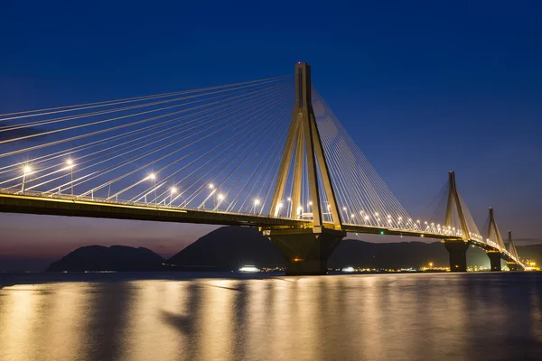 Weergave van de brug Rio-Antirio in Griekenland, 's nachts. — Stockfoto