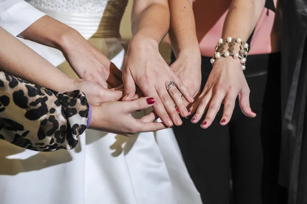 Bride showing off the wedding ring to friends — Stock Photo, Image