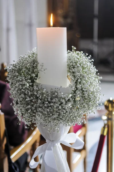 Velas blancas y claveles decoración de la boda de flores en un chur — Foto de Stock