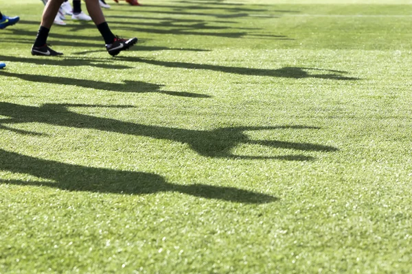 Los pies de los jugadores de Paok con sus sombras durante el equipo p — Foto de Stock
